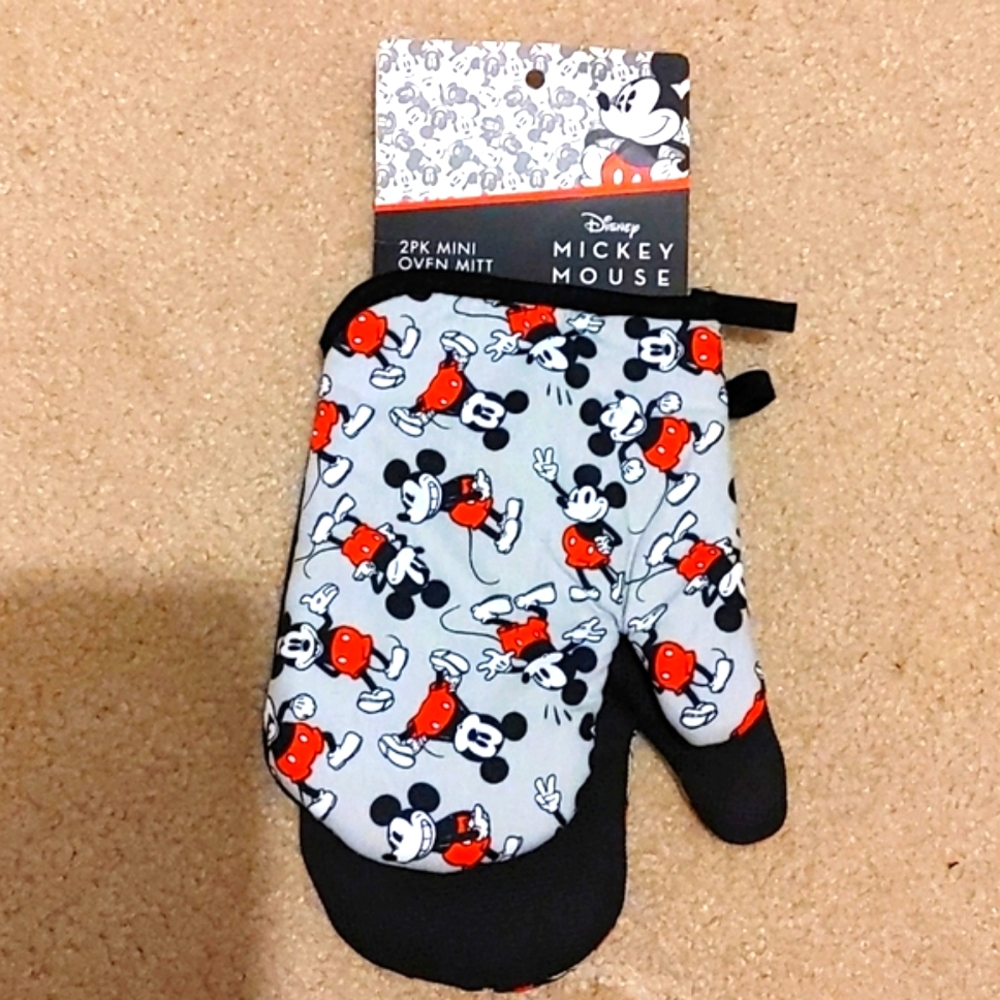 Cute Set of 2 Mickey Mouse oven mitts, NEW